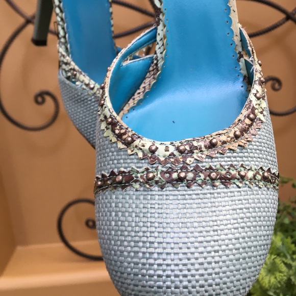 Toe in/heel in open foot sandals in gorgeous light teal blue with detail. - Picture 4 of 7